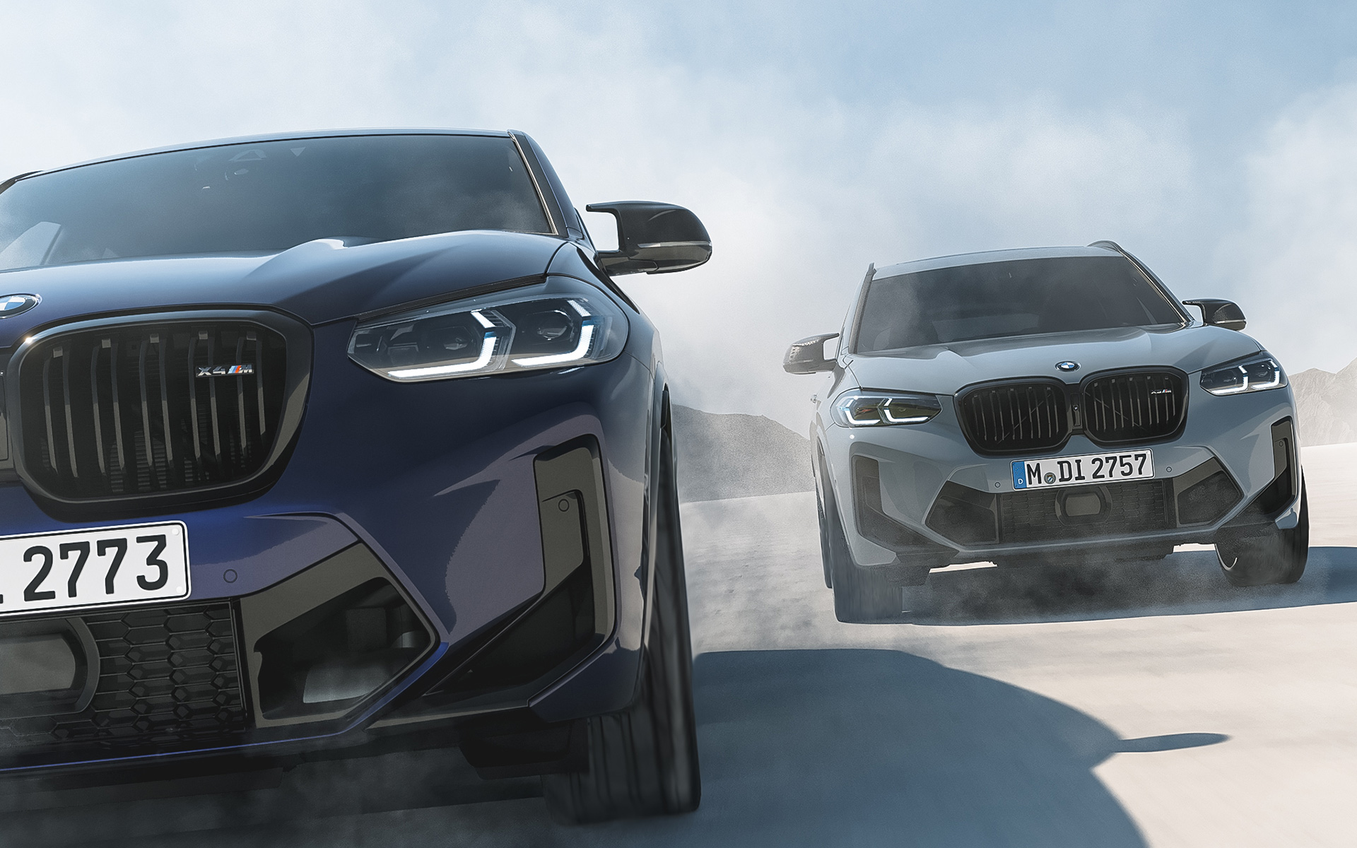 BMW X4 M F98 in BMW Individual Velvetblau, BMW X3 M F97 in BMW Individual Nardograu, Frontansicht, fahrend