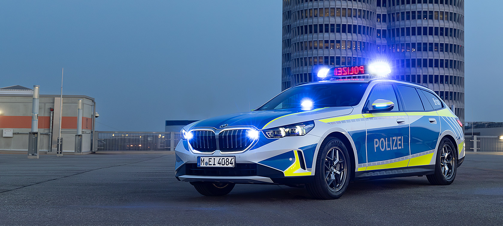 BMW 5er Touring G31LCI Polizeiwagen 1/3 Frontansicht Tunnel fahrend